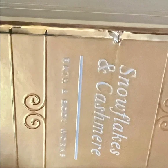 Snowflakes & Cashmere - Picture 4 of 5